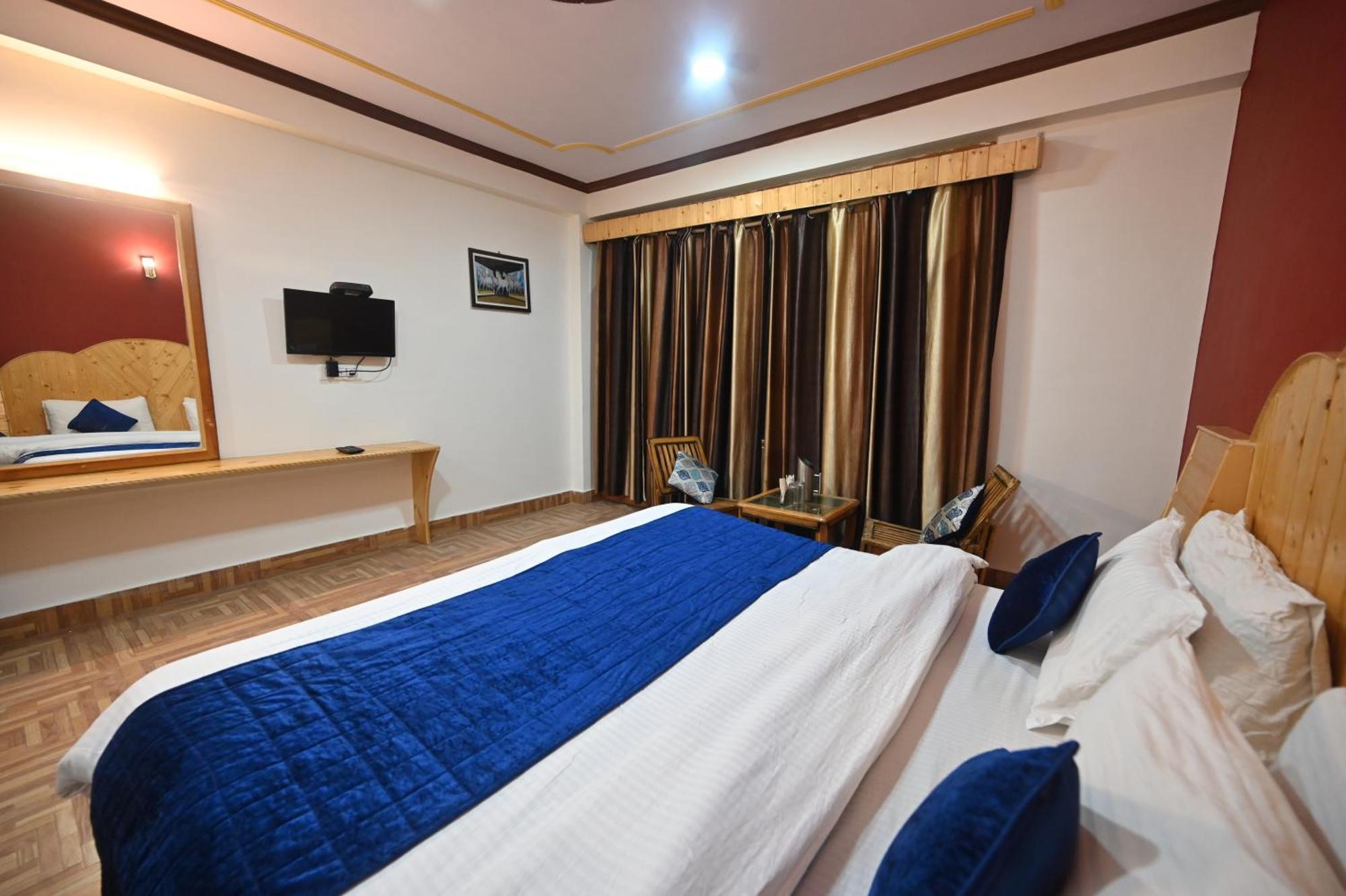 Krishana Cottage A Pure Veg !!!300 M From Hadimba Temple!!!Balcony Rooms!!!Veg Restaurant!!!Couple Friendly!!!Family Cottage!!! Manāli Exterior foto