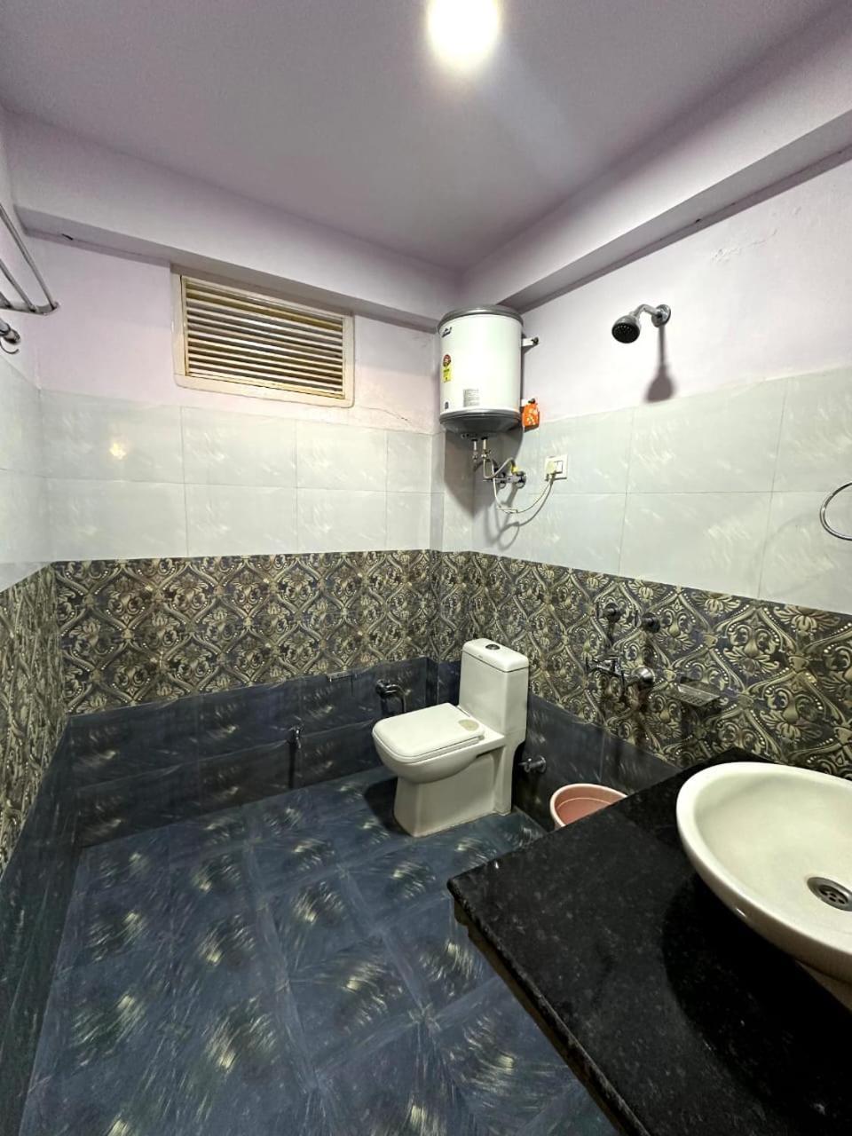 Krishana Cottage A Pure Veg !!!300 M From Hadimba Temple!!!Balcony Rooms!!!Veg Restaurant!!!Couple Friendly!!!Family Cottage!!! Manāli Exterior foto